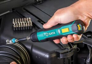 Chave de fenda SATA sendo utilizada em reparo mecânico.