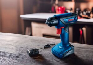 Furadeira Bosch azul sobre mesa de madeira