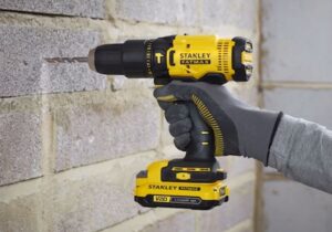 Furadeira elétrica Stanley em ação na parede