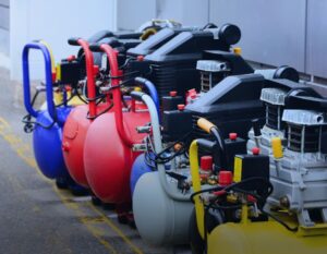 Compressores coloridos em linha em ambiente industrial
